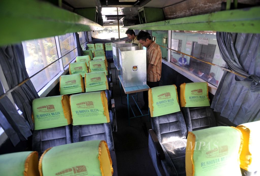 Warga menggunakan hak pilihnya di bilik suara di dalam bus di TPS 35, Kampung Nayu Timur, Kelurahan Nusukan, Banjarsari, Surakarta, Jawa Tengah, Rabu (8/7/2009). 
