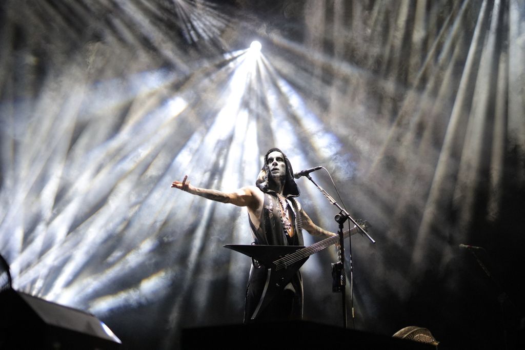 Nergal, vokalis band Behemoth, ketika tampil di festival Rock in Solo pada Minggu (10/12/2023). 