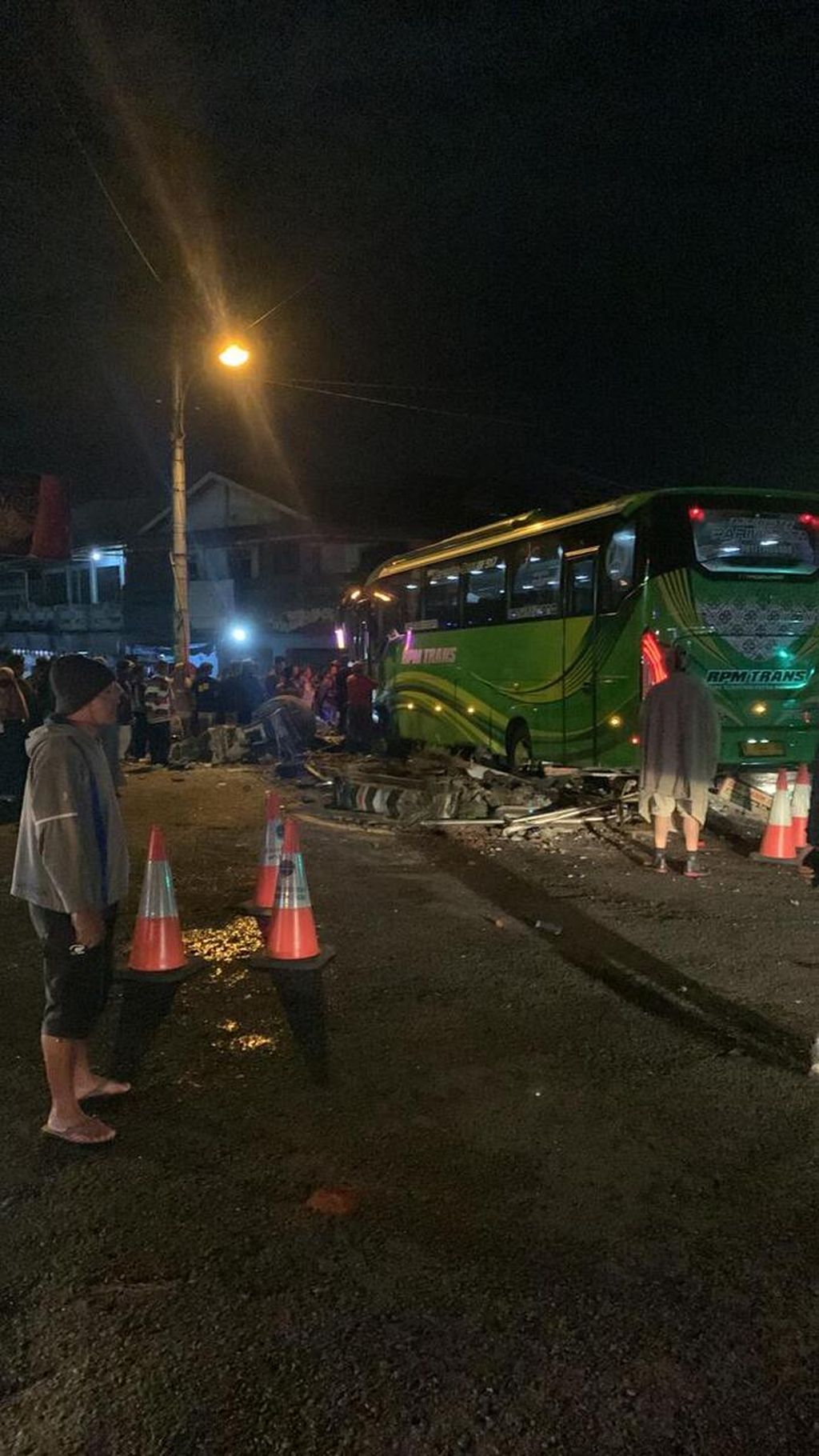 Suasana setelah kecelakaan bus wisata yang menabrak beberapa mobil di depan Pasar Kertek, Wonosobo, Jawa Tengah, akibat kecelakaan, Sabtu (10/9/2022) dini hari.