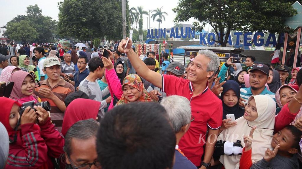 Calon gubernur petahana Jawa Tengah Ganjar Pranowo di sela-sela kunjungannya di Kota Tegal, beberapa waktu lalu. Ganjar Pranowo, berpasangan dengan Taj Yasin mendapat dukungan dari PDI-P, Golkar, PPP, Partai Nasdem, dan Demokrat.
