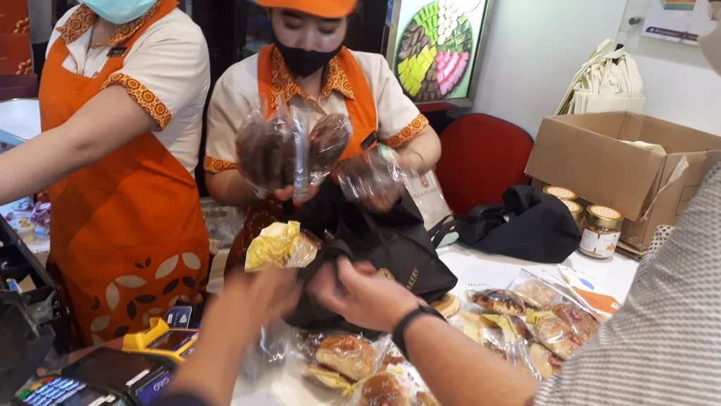 Warga memborong roti di toko kue Holland Bakery di Kebon Jeruk, Jakarta Barat, Sabtu (28/1/2023).