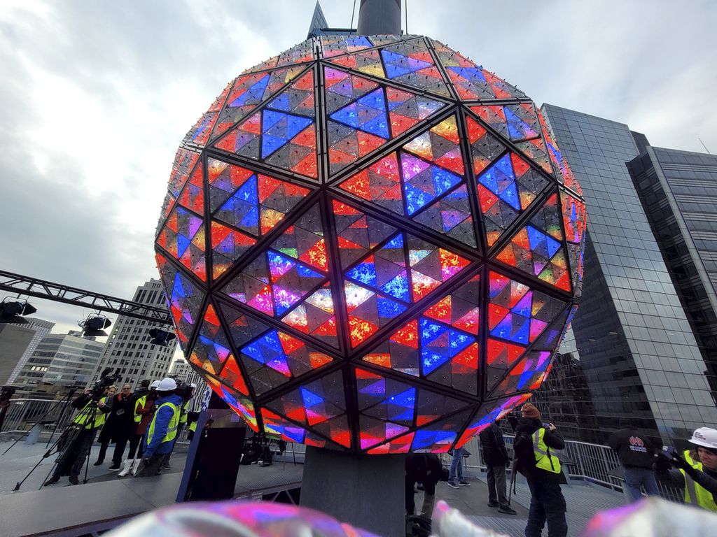 Pesta malam Tahun Baru ditampilkan di Times Square pada Sabtu, 30 Desember 2023, di New York, Amerika Serikat. Ketika kerumunan orang bersiap menyambut Tahun Baru di bawah cahaya terang Times Square, para pejabat dan penyelenggara mengatakan mereka siap menyambut orang banyak dan memastikan keselamatan mereka. 