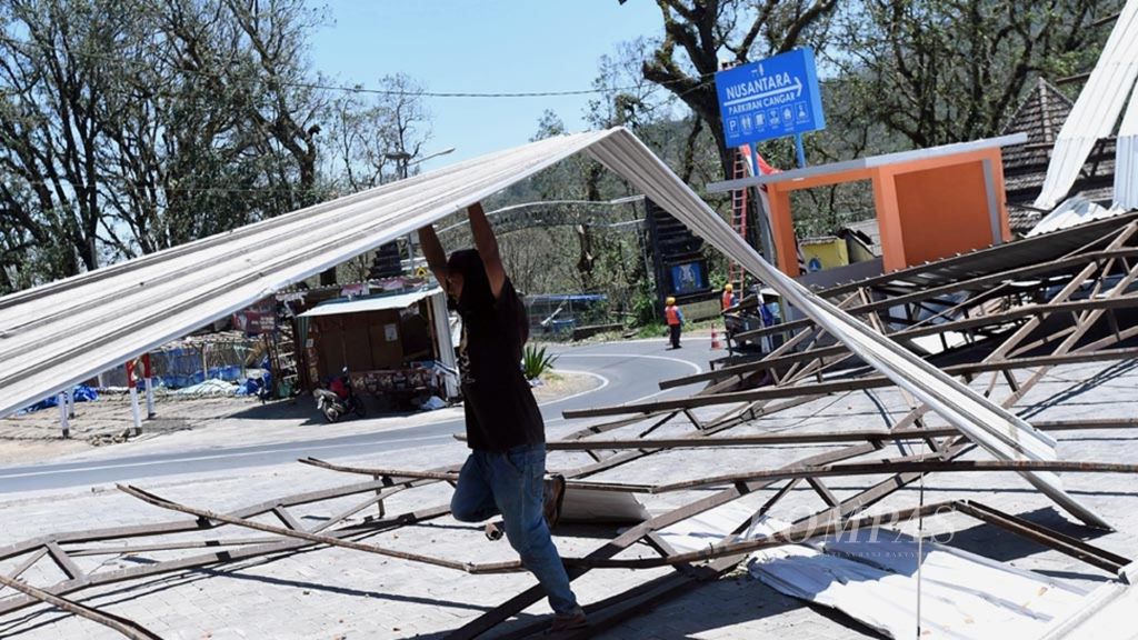 Warga memperbaiki atap rumahnya yang roboh akibat angin kencang di Desa Sumberbrantas, Kecamatan Bumiaji, Kota Batu, Jawa Timur (21/10/2019). Angin kencang membuat 1.182 warga mengungsi ke sejumlah posko pengungsian.