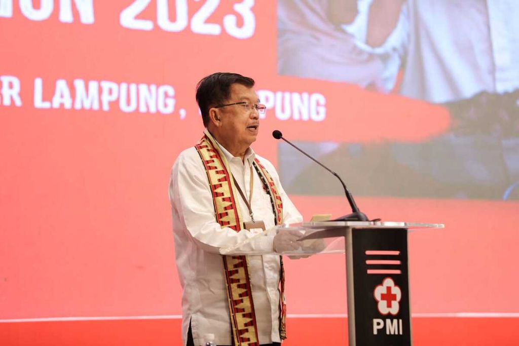 Ketua Umum PMI Pusat Jusuf Kalla saat membuka acara Musyawarah Kerja Nasional PMI Tahun 2023 di Kota Bandar Lampung, Senin (3/7/2023).