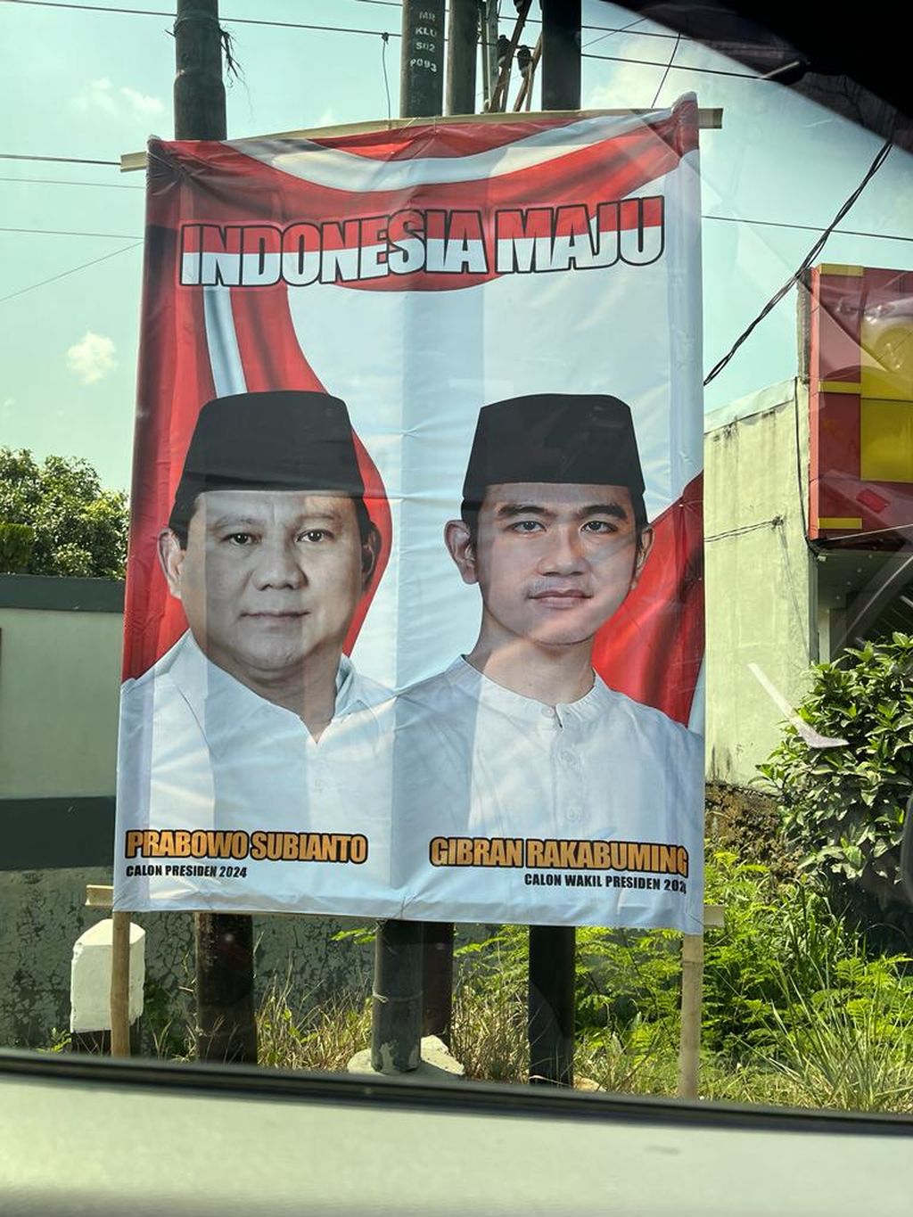 Baliho bergambar Prabowo Subianto dan Gibran Rakabuming Raka terpasang di Jalan Raya Solo-Yogyakarta, Klaten, Jawa Tengah, Sabtu (14/10/2023).