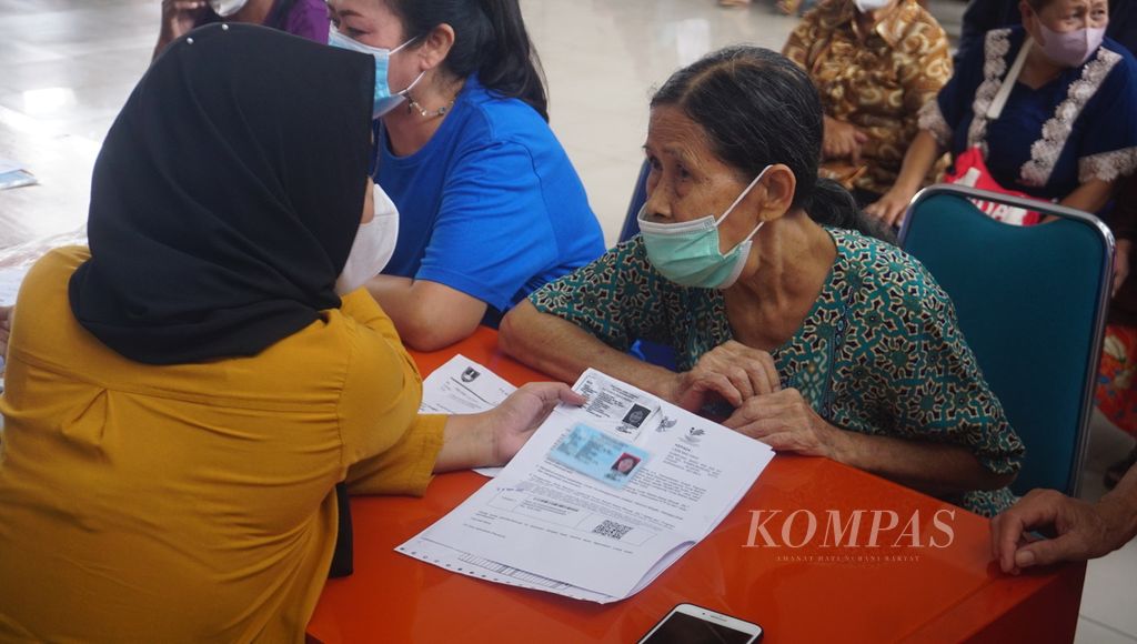 Seorang warga tengah mengambil BLT BBM di Kantor Pos Besar Surakarta, Kota Surakarta, Jawa Tengah, Kamis (8/9/2022). Total ada sekitar 39.000 keluarga penerima manfaat di daerah tersebut.