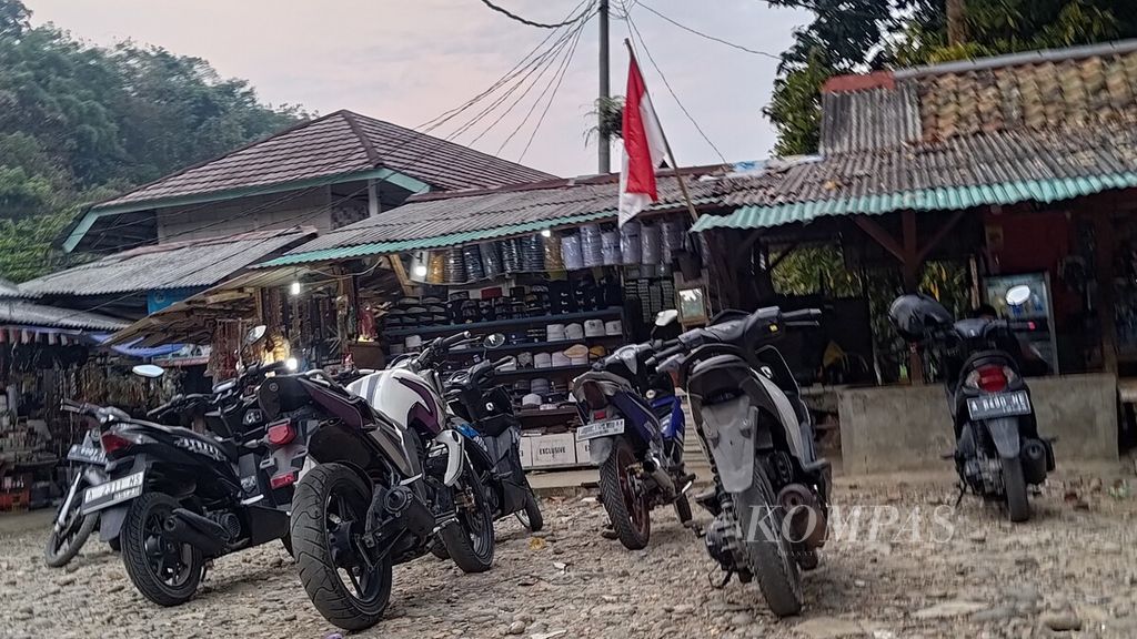 Sejumlah motor tanpa pelat nomor diparkir di Desa Sajira, Kecamatan Sajira, Lebak, Banten, Jumat (8/8/2023).