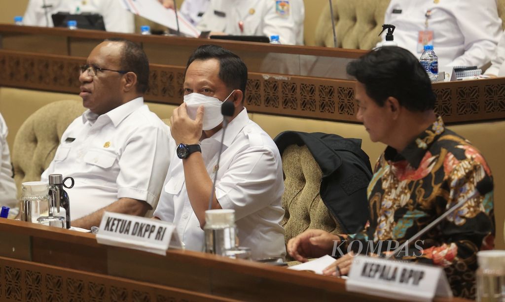 Menteri Dalam Negeri Tito Karnavian (tengah) didampingi Wakil Mendagri John Wempi Wetipo (kiri) dan Ketua Dewan Kehormatan Penyelenggara Pemilu Heddy Lugito mengikuti rapat kerja dengan Komisi II DPR di Kompleks Parlemen, Senayan, Jakarta, Rabu (21/9/2022). 