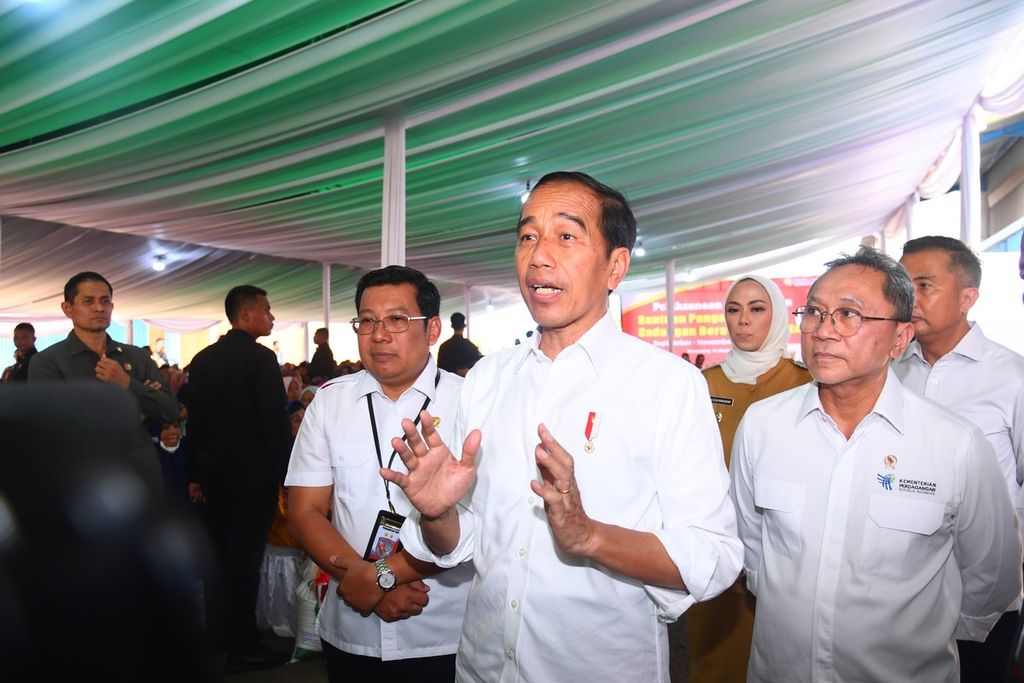 Presiden Joko Widodo memberikan keterangan kepada wartawan seusai meninjau Gudang Bulog Purwosari, Kabupaten Karawang, Jawa Barat, Kamis (14/9/2023). Dalam peninjauan, Presiden juga membagikan bantuan pangan berupa 10 kg beras. 