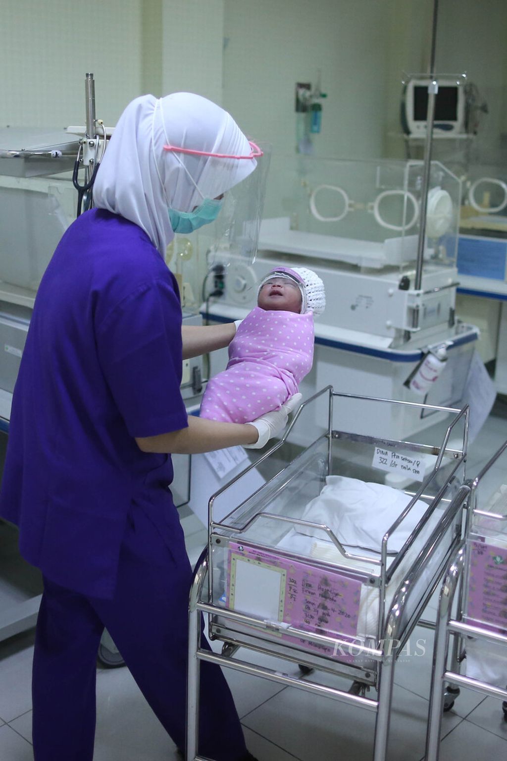 Ilustrasi. Perawat mengontrol bayi yang baru lahir di ruang bayi Rumah Sakit Ibu dan Anak Tambak, Jakarta, Senin (20/4/2020). Baik bayi maupun perawat mengenakan pelindung wajah (<i>face shield</i>). Kebijakan internal pemasangan pelindung wajah pada bayi yang baru lahir ini dilakukan untuk meminimalkan bayi terpapar virus korona baru melalui <i>droplet</i>.