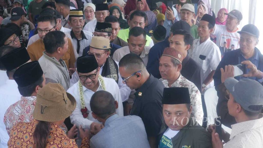 Calon wakil presiden nomor urut 1, Muhaimin Iskandar, disambut pembudidaya ikan air tawar di Tulungagung, Jawa Timur, Kamis (25/1/2024). 