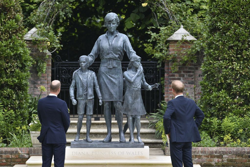 Foto yang diambil pada Kamis (1/7/2021) memperlihatkan Pangeran William, dan adiknya Pangeran Harry melihat patung yang didedikasikan untuk mendiang ibu mereka Putri Diana di Taman Sunken, di Istana Kensington, London.