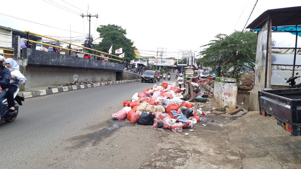 Sampah menumpuk di tepi Jalan Raden Patah, Ciledug, Kota Tangerang, Banten. 