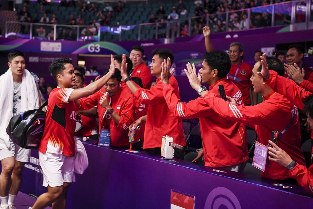 Indonesia's single son, Anthony Ginting (second from left), greets the Indonesian men's badminton team after defeating Taiwanese badminton player Chou Tien Chen in the semifinals of the 2024 Thomas Cup in Chengdu, China, on Saturday (4/5/2024). The Indonesian Thomas Cup team will compete against China in the final on Sunday (5/5/2024).