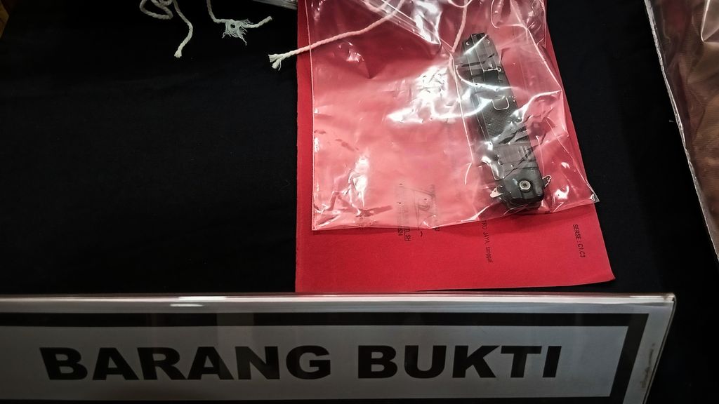 Evidence of the folding knife used by suspect Galang (24) to stab Saidi (71) last Thursday (16/5/2024). Evidence of a folding knife purchased from an online shop was presented when the disclosure of the premeditated murder case was released on Friday (24/5/2024).