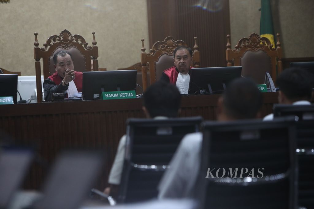 Hakim bertanya kepada saksi dalam sidang lanjutan kasus dugaan korupsi pembangunan menara BTS 4G Bakti Kementerian Komunikasi dan Informatika (Kemenkominfo) di Pengadilan Tindak Pidana Korupsi Jakarta, Kamis (3/8/2023). Sidang ini beragendakan pemeriksaan tujuh saksi untuk terdakwa bekas Menteri Komunikasi dan Informatika Johnny G Plate, bekas Direktur Utama Bakti Kemenkominfo Anang Achmad Latif, dan Tenaga Ahli Human Development Universitas Indonesia tahun 2020 Yohan Suryanto. 