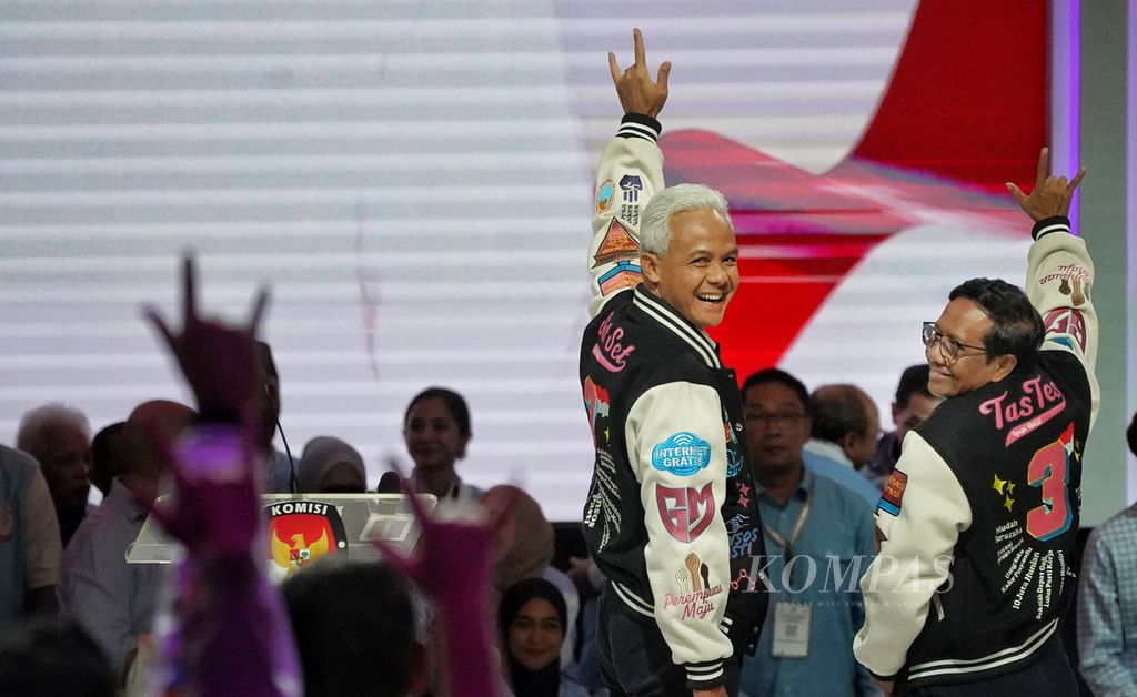Pasangan calon presiden dan calon wakil presiden Ganjar Pranowo-Mahfud MD memasuki ruangan debat putaran ke-5 calon presiden Pemilu 2024 di Jakarta Convention Center, Jakarta, Minggu (4/2/2024). 