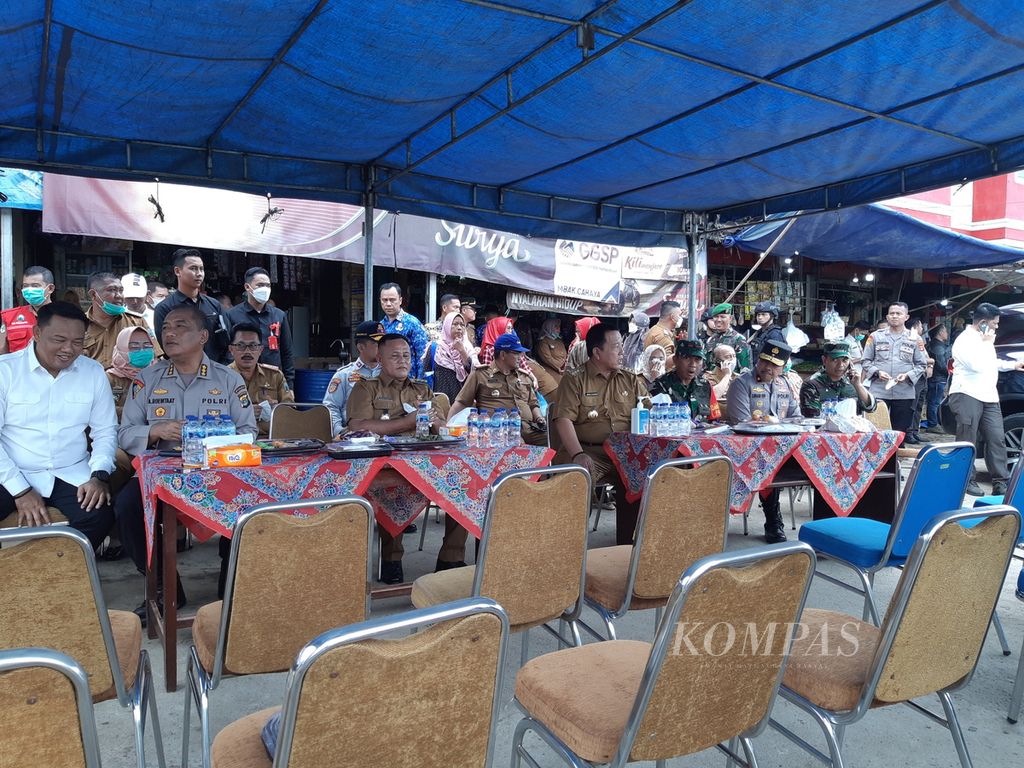 Gubernur Lampung Arinal Djunaidi bersama jajarannya meninjau Pasar Natar, Kecamatan Natar, Lampung Selatan, pada Selasa (2/5/2023). Pasar tersebut akan dikunjungi Presiden Joko Widodo.