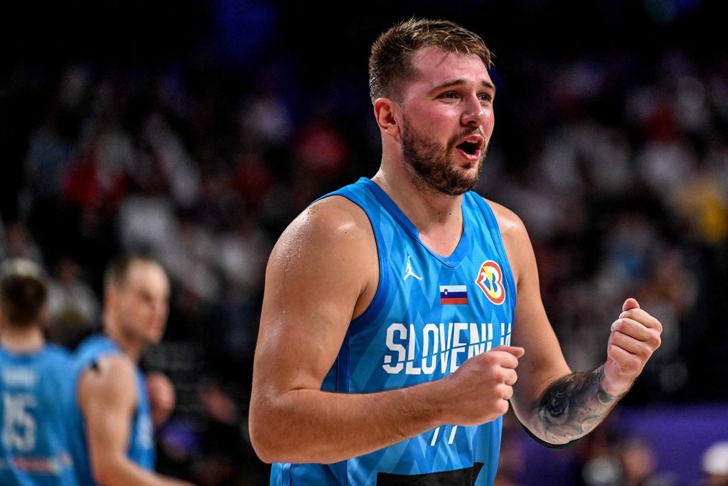 Reaksi Luka Doncic seusai mencetak poin pada laga terakhir babak kedua antara Slovenia dan Jerman Piala Dunia FIBA 2023 di Okinawa Arena, Okinawa, Jepang, 3 September 2023. 