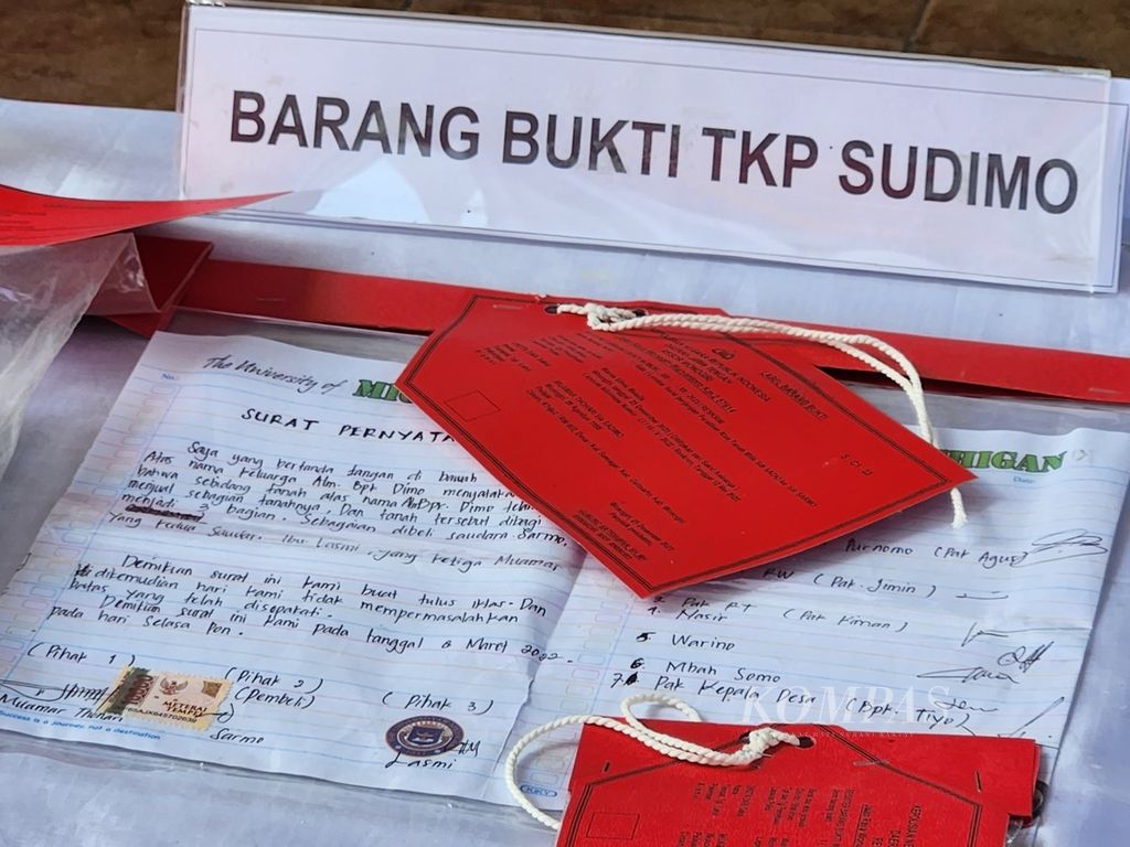 Barang bukti berupa surat perjanjian serah terima lahan dalam kasus pembunuhan berantai yang dilakukan S di Markas Polres Wonogiri, Jawa Tengah, Sabtu (30/12/2023). Total korban pembunuhan berjumlah empat orang. 