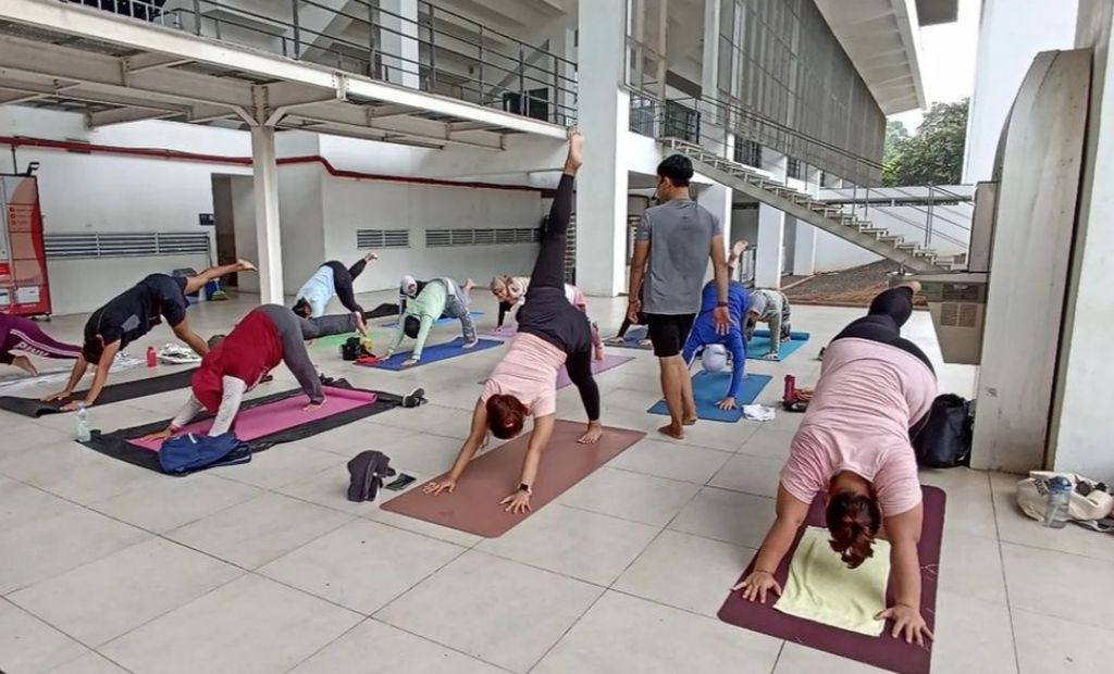 Suasana latihan yoga di Stadion Akuatik, Gelora Bung Karno, Jakarta, Sabtu (25/3/2023).