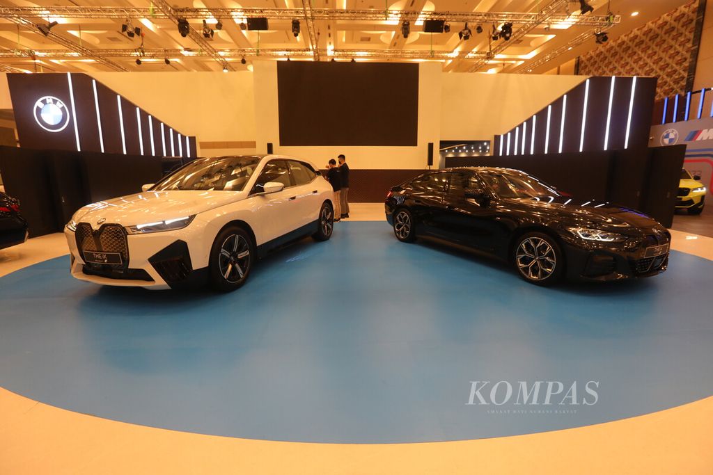 BMW iX (kiri) dan BMW i4 mewakili segmen mobil listrik premium diluncurkan dalam GIIAS 2022 di ICE BSD, Tangerang, Banten, Kamis (11/8/2022). 