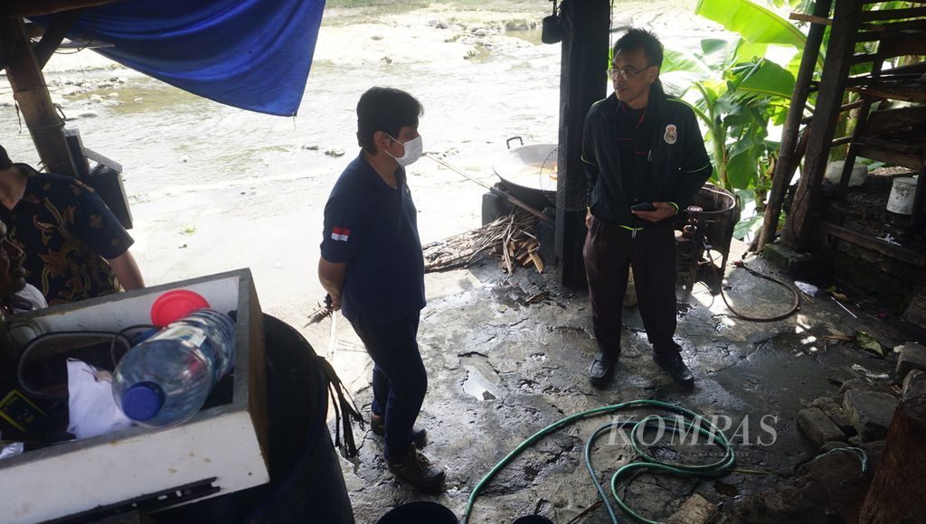 Sejumlah orang mengecek kondisi tempat penjagalan anjing di Kali Anyar, yang juga anak Sungai Bengawan Solo, di Kelurahan Gilingan, Kecamatan Banjarsari, Kota Surakarta, Jawa Tengah, Rabu (31/8/2022). 
