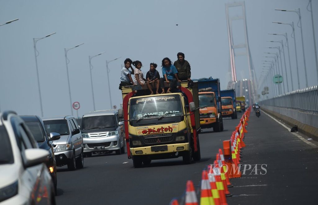 Truk melintasi Jembatan Suramadu, Kabupaten Bangkalan, Jawa Timur, Juli 2022.