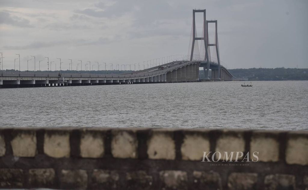 Jembatan Suramadu, hasil kerja sama Indonesia-China yang menghubungkan Kota Surabaya dengan Pulau Madura, Kota Surabaya, Jawa Timur, seperti terlihat pada 19 April 2022. 