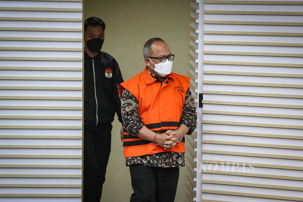 Secretary General of the Ministry of Agriculture Kasdi Subagyono was escorted by officers before a press conference at the Corruption Eradication Commission (KPK) Building in Jakarta on Wednesday (11/10/2023).