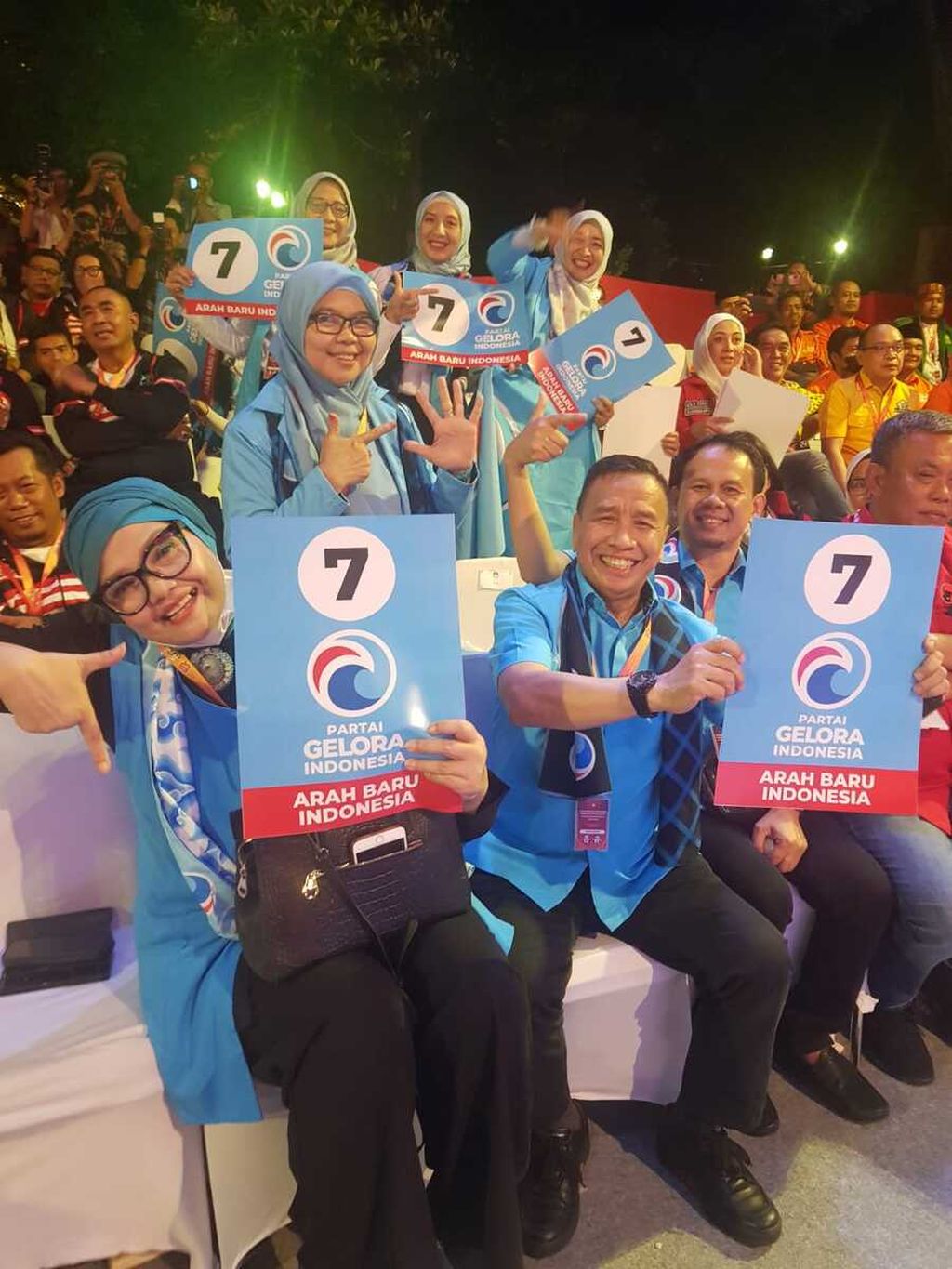 Partai Gelombang Rakyat (Gelora) Indonesia sesaat setelah mendapatkan nomor urut 7 pada pengundian nomor urut parpol peserta Pemilu 2024 di kantor KPU RI, Jakarta, Rabu (14/12/2022).