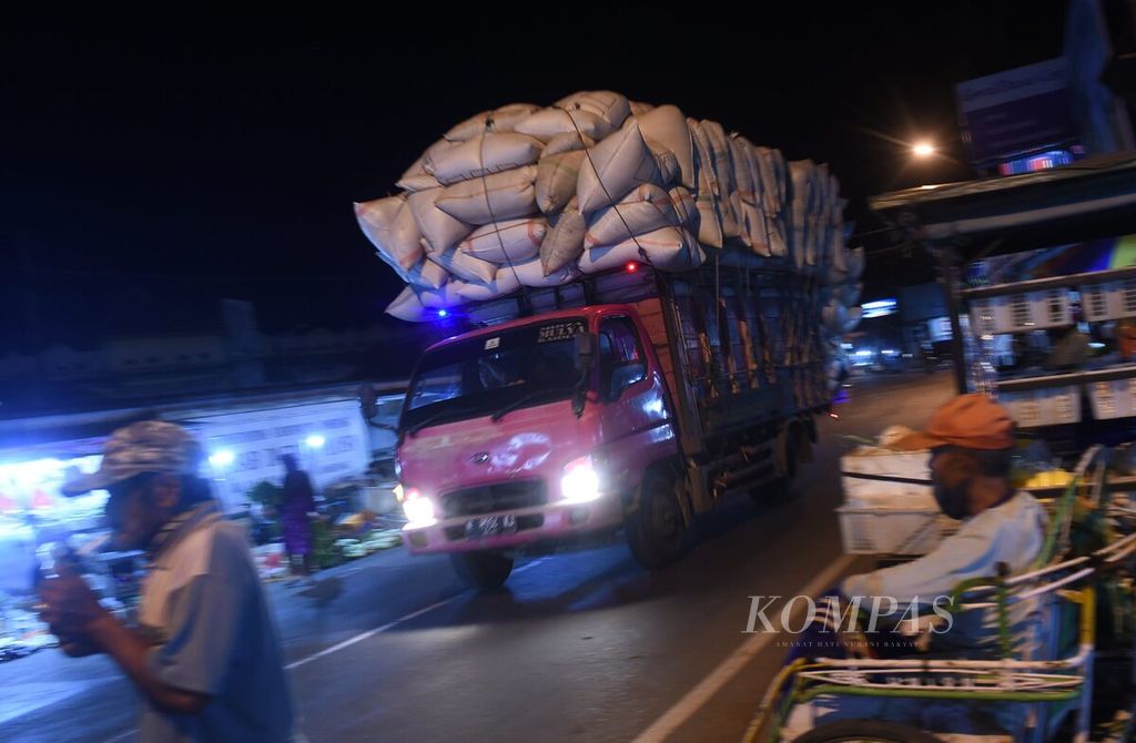 Truk dengan muatan berlebih melintas di Jalan Raya Ploso, Kabupaten Jombang, Jawa Timur, Jumat (8/7/2022). Jalan raya tersebut merupakan jalur utama distribusi logistik Jombang ke Lamongan. Lalu lintas truk-truk berlangsung 24 jam.