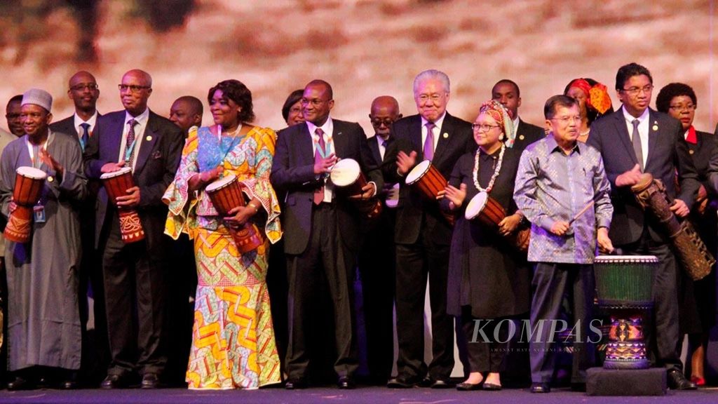 Wakil Presiden Jusuf Kalla membuka Indonesia-Africa Forum 2018, Selasa (10/4/2018), di Nusa Dua, Bali. Indonesia mengundang perwakilan 46 negara Afrika dalam forum bisnis pertama Indonesia-Afrika tersebut. Dari acara selama dua hari itu, Indonesia membidik peluang ekonomi bernilai sedikitnya 1,9 miliar dollar AS.