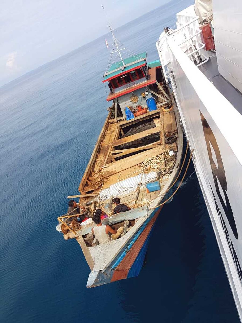 KN Belut Laut 4806 Bakamla menangkap sebuah kapal bermuatan 5 ton kabel optik diduga hasil jarahan dari bawah laut, di perairan sebelah utara Tg. Berakit, Bintan, Sabtu (26/5/2018).