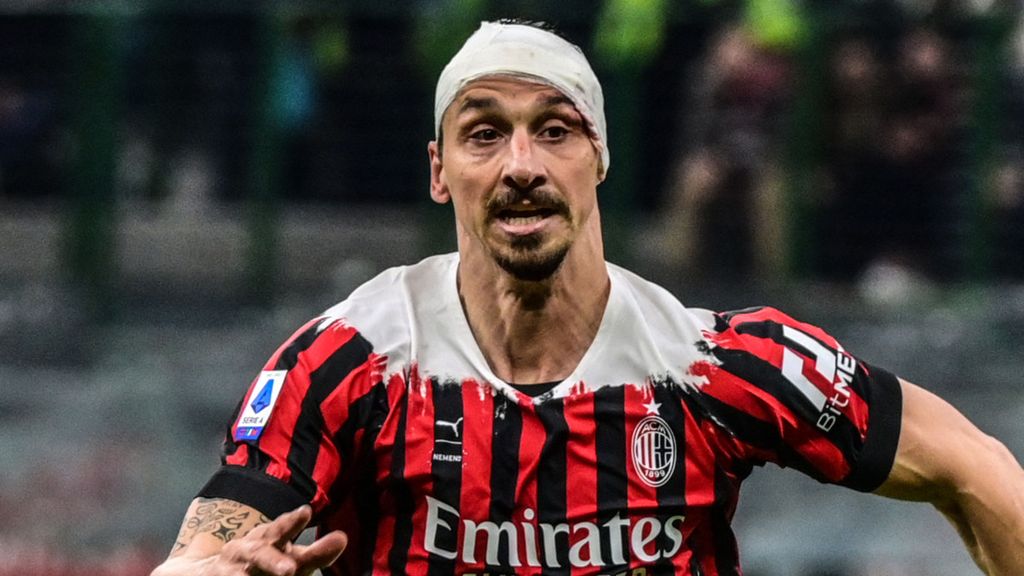 Kepala pemain AC Milan, Zlatan Ibrahimovic, dibebat karena terluka seusai bertabrakan dengan pemain Bologna selama pertandingan Liga Italia di Stadion San Siro, Milan, Italia, Selasa (5/4/2022) dini hari WIB. 
