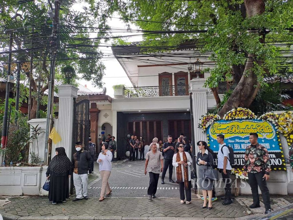 Suasana rumah duka yang juga kediaman pribadi Mooryati Soedibyo di Jalan Mangunsarkoro, Menteng, Jakarta Pusat, Rabu (24/4/2024) siang.