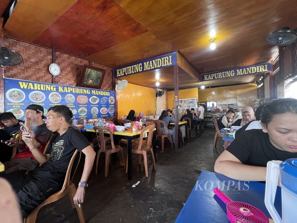 Suasana di salah satu rumah makan di Kota Palopo, Sulawesi Selatan, yang menyajikan makanan khas setempat, yakni kapurung, Jumat (26/4/2024). 