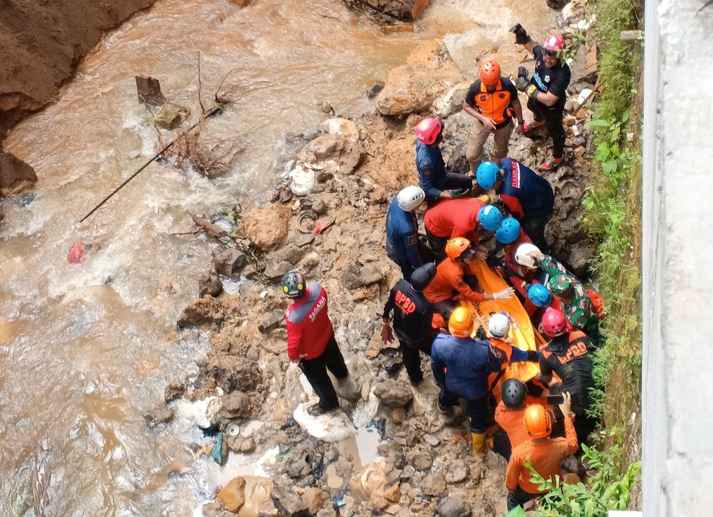 Petugas SAR gabungan mencari korban longsor pada proyek tembok penahan tanah di Tajur, Muarasari, Bogor Selatan, Kota Bogor, Jawa Barat, Minggu (18/2/2024).