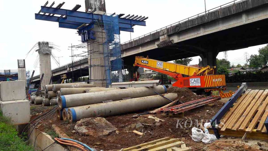 Proyek pembangunan Jalan Tol Bekasi-Cawang-Kampung Melayu (Becakayu) di Jalan DI Pandjaitan, Jakarta Timur, Jumat (2/3).