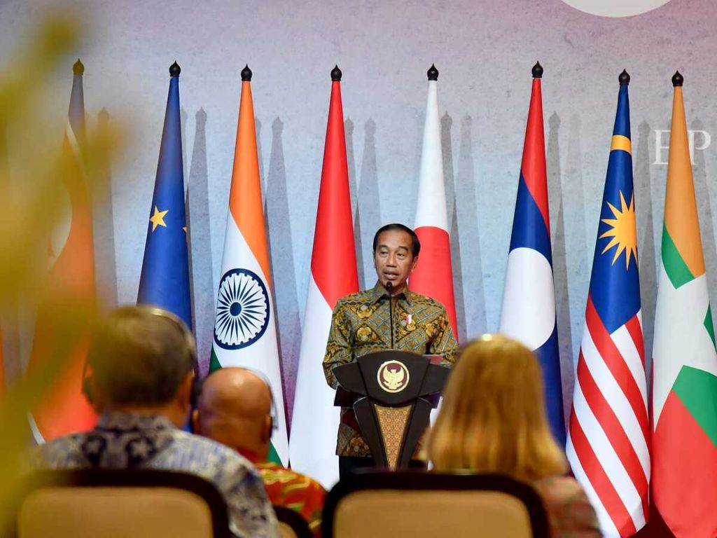 Presiden Joko Widodo saat memberikan sambutan pada acara Courtesy Call Menteri Luar Negeri ASEAN di Hotel Shangri-La, Jakarta, Jumat (14/7/2023).