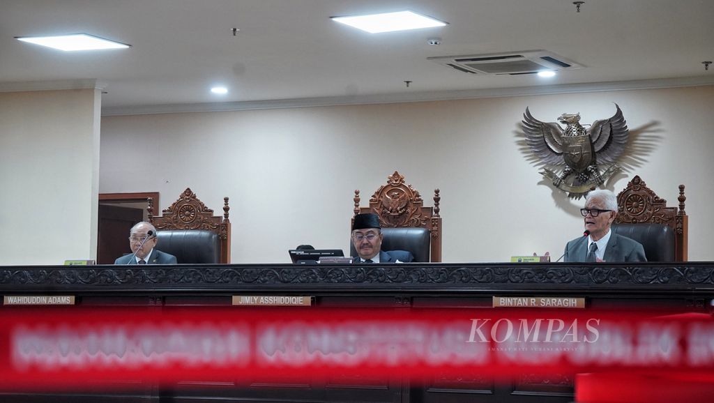 Tiga anggota Majelis Kehormatan Mahkamah Konstitusi (MKMK), Wahiduddin Adams, Jimly Asshiddiqie, dan Bintan R Saragih (dari kiri ke kanan), saat sidang etik Majelis Kehormatan di Ruang Sidang MKMK, Gedung 2 Mahkamah Konstitusi, Jakarta, Selasa (31/10/2023). 