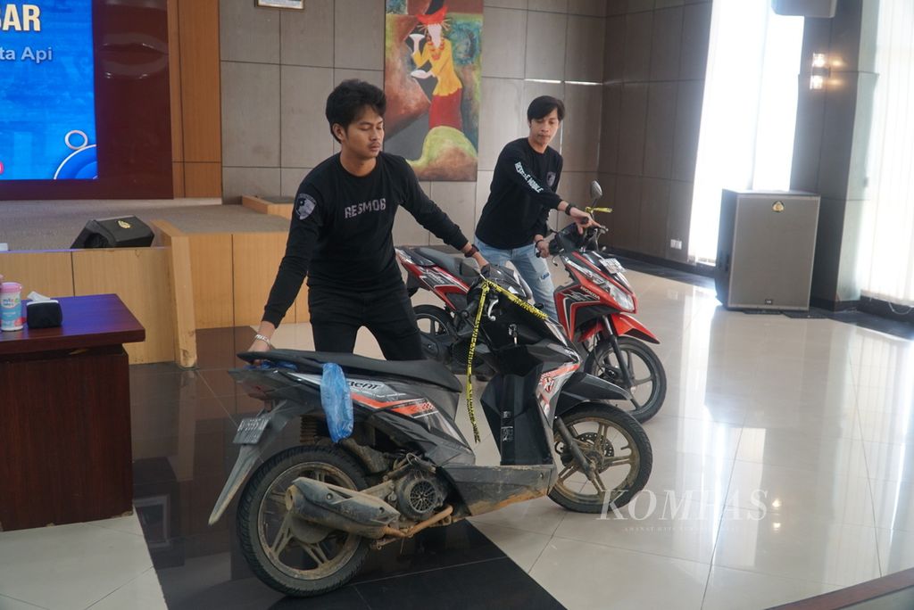 Petugas memarkir dua sepeda motor yang digunakan sindikat perampok dalam konferensi pers di Polda Sumatera Barat, Kota Padang, Selasa (30/1/2024). 