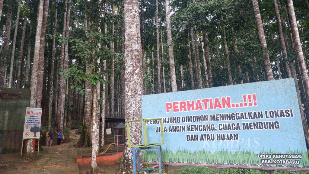 Beberapa plang informasi dan peringatan di kawasan Ekowisata Hutan Meranti, Kabupaten Kotabaru, Kalimantan Selatan, Kamis (7/7/2022). 