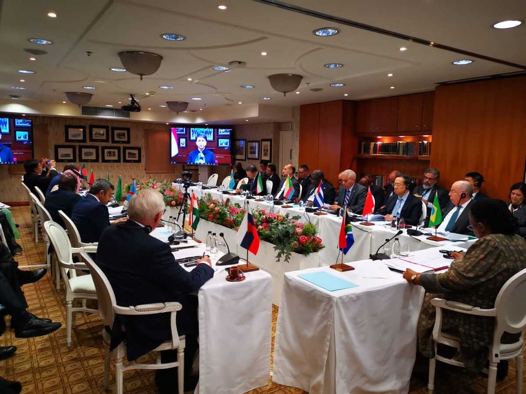 Menteri Luar Negeri RI Retno Marsudi ikut berdiskusi pada koleganya para menlu negara BRICS (Brasil, Rusia, China, India, Afrika Selatan) secara virtual, Jumat (2/6/2023). Indonesia akan hadir di KTT BRICS pada 22-24 Agustus 2023 di Johannesburg, Afrika Selatan