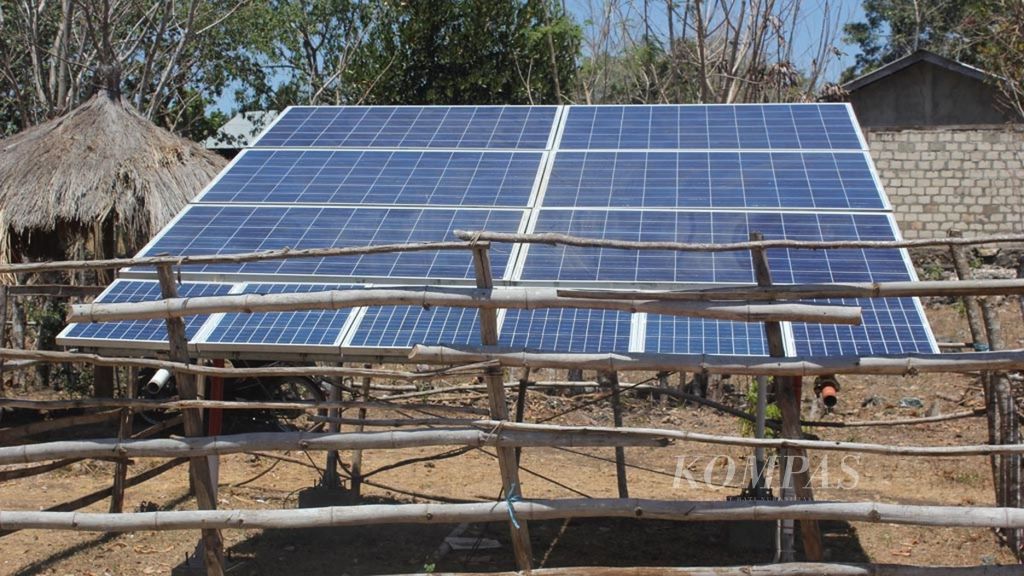 Instalasi panel tenaga surya di halaman SMPN Satu Atap di Desa Kataka, Distrik Kahaungu Eti, Sumba Timur, Nusa Tenggara Timur (NTT), Rabu (13/9). Panel tenaga surya itu mampu memproduksi listrik sebesar 1.500 watt untuk memenuhi kebutuhan sekolah.