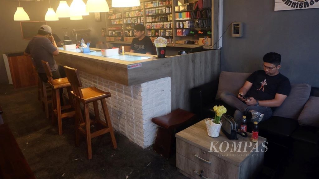 Suasana di dalam toko rokok elektronik Rayvapor Corner, Tebet, Jakarta Selatan, Kamis (2/11). Toko-toko rokok elektronik juga menyediakan kursi dan meja untuk memberi kenyamanan bagi konsumen yang ingin nongkrong sambil mengisap uap dari rokok elektronik dan mengobrol. 