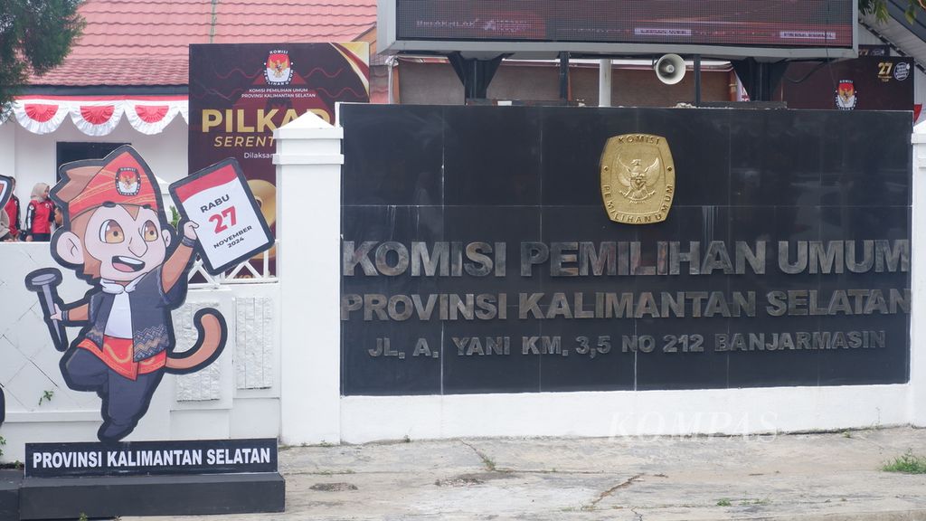 Plang nama Kantor KPU Provinsi Kalimantan Selatan di Banjarmasin, Rabu (28/8/2024).