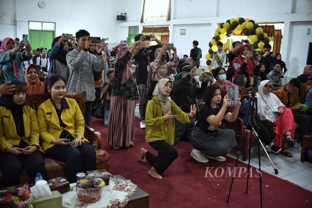 Guru mengarahkan anak-anak penyandang tunarungu menampilkan pertunjukan tari dalam final Pentas Seni Disabilitas bertema Disability Creativy di Palembang, Sumatera Selatan, Minggu (3/12/2023).