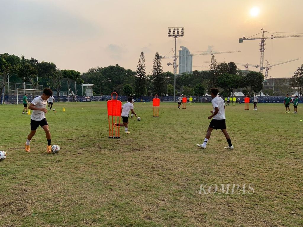 Para pemain tim Indonesia U-19 berlatih sentuhan bola dan penempatan posisi dalam latihan di Lapangan ABC, Senayan, Jakarta, Selasa (30/8/2022). 