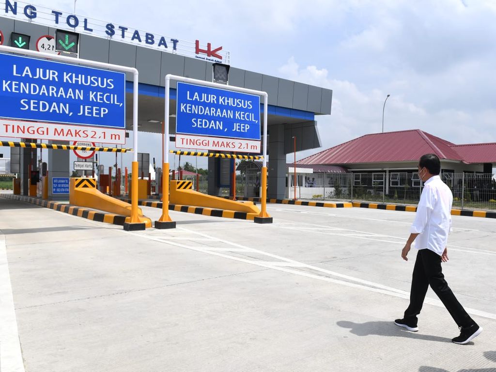 Presiden Joko Widodo meresmikan Jalan Tol Binjai-Langsa seksi I Binjai-Stabat sepanjang 11,8 kilometer dalam kunjungan kerjanya ke Sumatera Utara, Jumat, 4 Februari 2022.